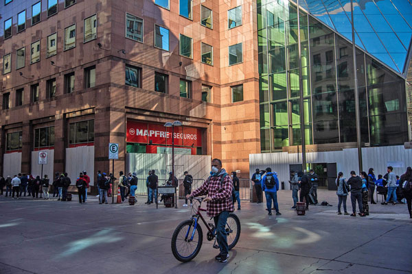 La situación del mercado laboral incidirá en la caída de la actividad en los próximos meses. Foto: Bloomberg