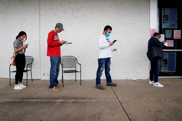 Jóvenes, hispanos y mujeres: los principales perjudicados ante los despidos por coronavirus en EEUU