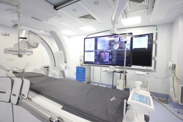 Asociación de Clínicas confirma aumento de camas UCI y señala que continuarán en coordinación con las autoridades