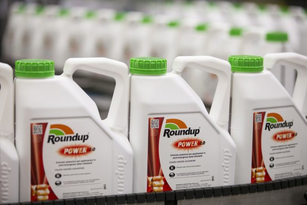 Bayer pagará miles de millones de dólares para dejar atrás demandas por el herbicida de Monsanto