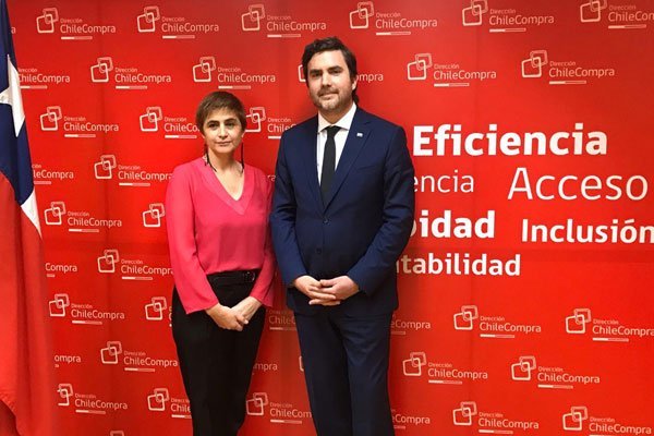 La directora de ChileCompra, Tania Perich, junto al subsecretario de Hacienda, Francisco Moreno.