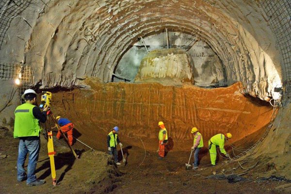 La firma ha participado en varios tramos de las líneas del Metro de Santiago.