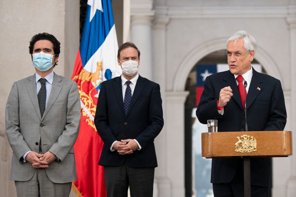 El presidente Piñera participó ayer de una ceremonia con varios ministros, entre ellos el titular de Hacienda, Ignacio Briones. Foto: Presidencia