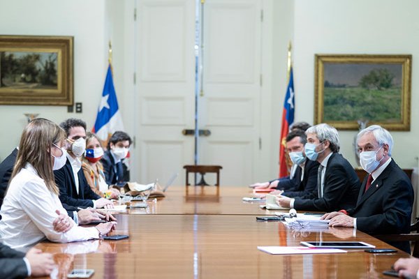 El presidente Piñera lideró ayer la reunión con los partidos oficialistas en La Moneda. Foto: Presidencia