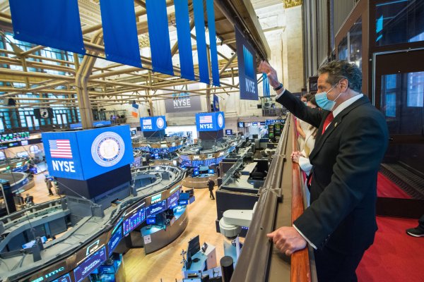 El gobernador de Nueva York, Andrew Cuomo, toca la campana de apertura en la Bolsa de Nueva York cuando el edificio se abre por primera vez desde marzo. Reuters.