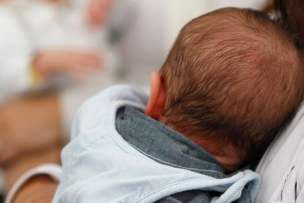 Parlamentarios ponen presión y piden al Gobierno respaldar moción que prolonga el postnatal