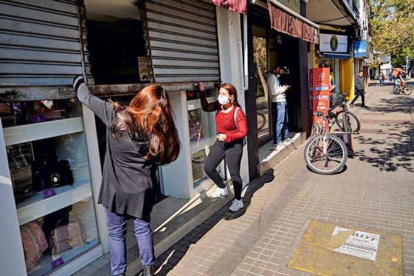 Trabajadores con contratos suspendidos ya superan los 590 mil en el país