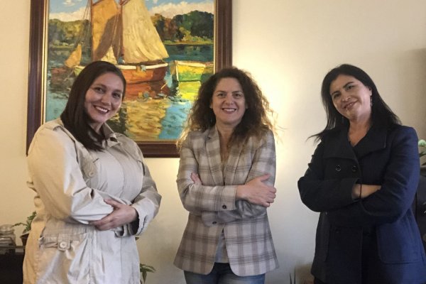Al centro, Pamela Chávez, fundadora de Domolif, junto a Andrea Contreras (izq) y Johanna Obreque (der)