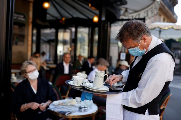 ¿Cómo están reabriendo los restaurantes en el mundo?