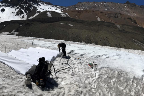 Faena de instalación de Glacier Coolers en el Glaciar Arguelles.