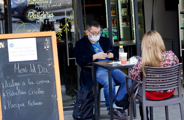 Los restaurantes y cafés deberán publicar fuera del local los productos, el horario y la capacidad máxima de personas que pueden atender. Foto: Agencia Uno