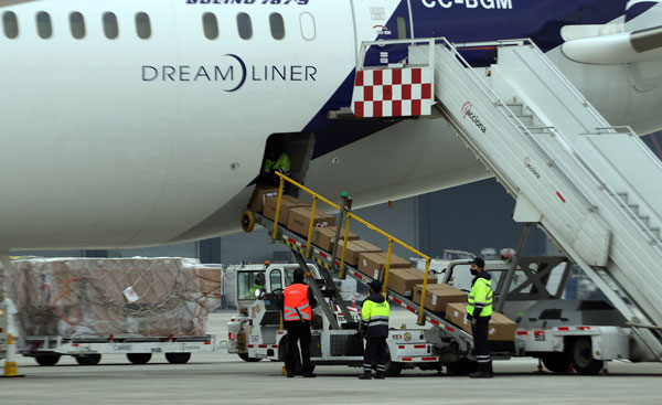 <p>Un 90% han aumentado las operaciones de carga en el Aeropuerto de Santiago. Foto: Agencia Uno </p>