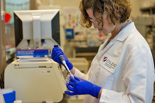 ¿Fusión para combatir el coronavirus? Laboratorio AstraZeneca se acerca a Gilead