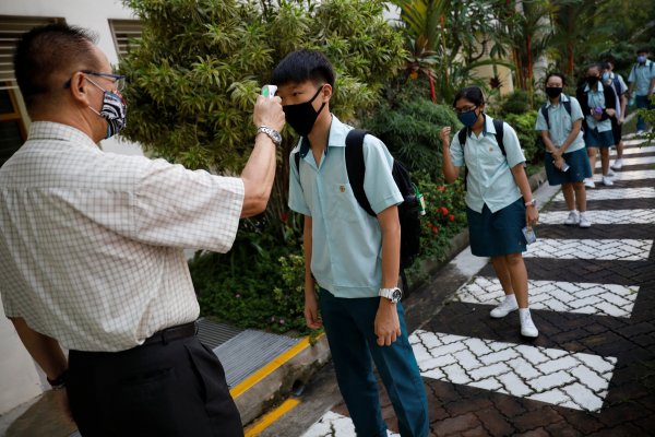 ¿Cómo están volviendo a clases los estudiantes en el mundo tras el desconfinamiento?