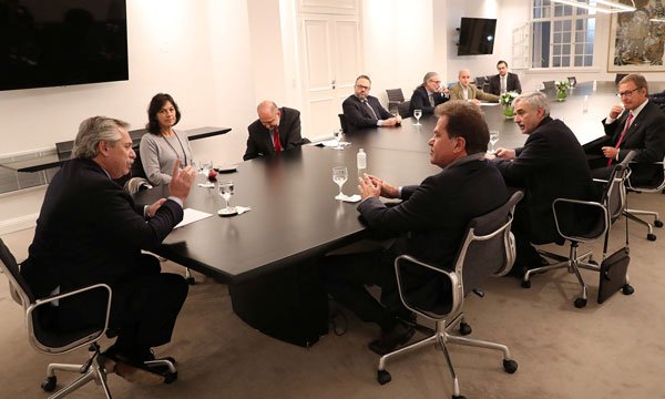 El presidente de Argentina, Alberto Fernández habló ayer con el CEO de Vicentin, Sergio Nardelli, en la Residencia Presidencial de Olivos. Foto: Reuters