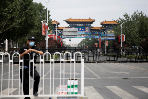 Entrada bloqueada al mercado mayorista de Xinfadi en Pekín. Fotos: Reuters
