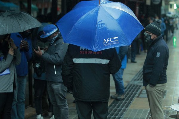 Las lluvias y las largas filas en la AFC.