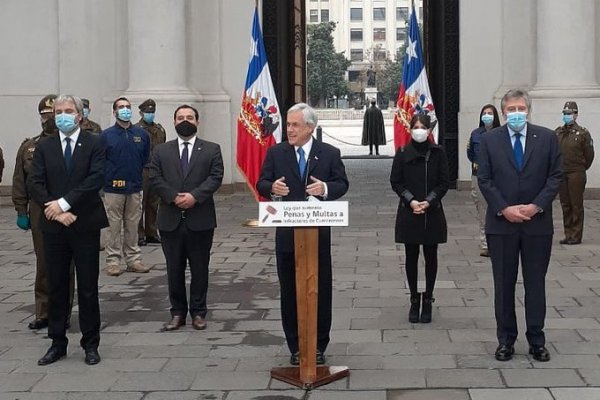 <p>Piñera promulga ley que impone cárcel y multas de hasta $10 millones a infractores de cuarentena</p>