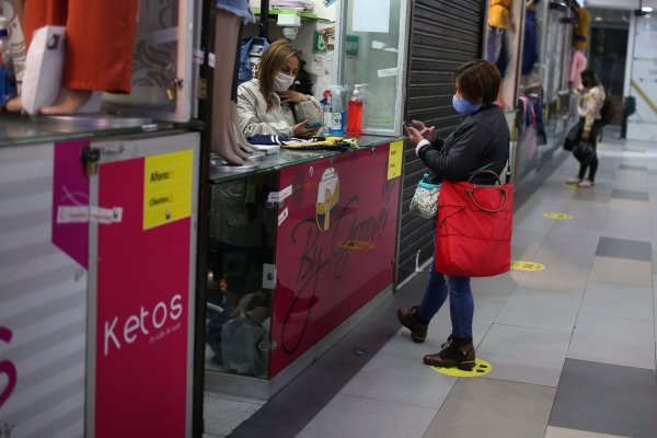¿Cómo están reabriendo los centros comerciales en el mundo?