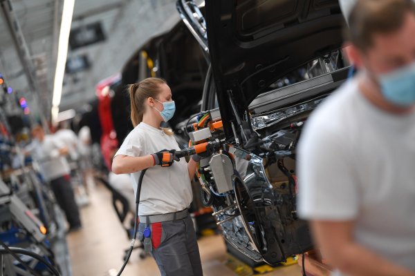 Actividad de junio supera las expectativas en Europa y EEUU en medio de las reaperturas económicas