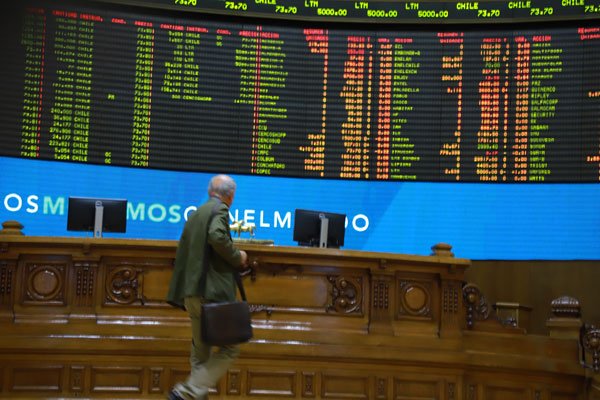 Accionistas de empresas IPSA aumentan compras de acciones en medio de la crisis