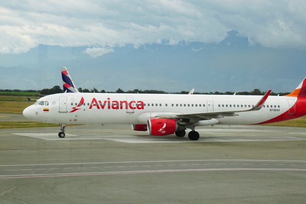 Avianca propone a sus empleados alargar la licencia no remunerada entre seis meses y un año