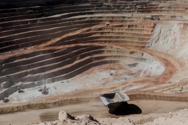 Gobierno no descarta nuevas suspensiones en grandes minas de cobre por pandemia