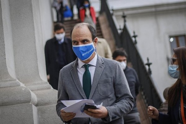 Ministro Monckeberg descarta el retiro fondos de las AFP, pero indica que "no hay que condenar a las penas del infierno a quien la plantea"