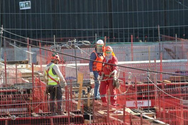 El complejo momento de las constructoras en la bolsa por el sobrestock