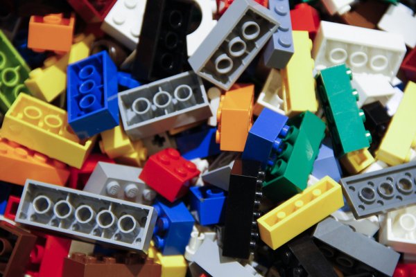 Lego se suma a grandes firmas y suspende la publicidad en redes sociales por al menos 30 días