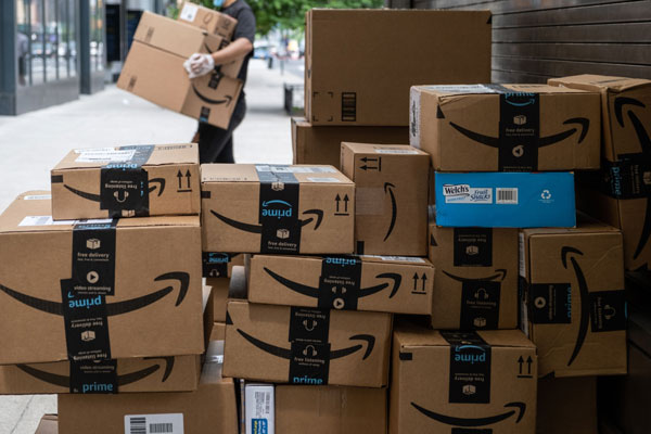 En Chile, los fondos tienen como “favorita” dentro de su cartera los papeles de Amazon. Foto: Bloomberg