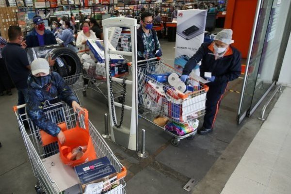Colombia inicia su segundo día de ventas sin IVA para reactivar a la economía