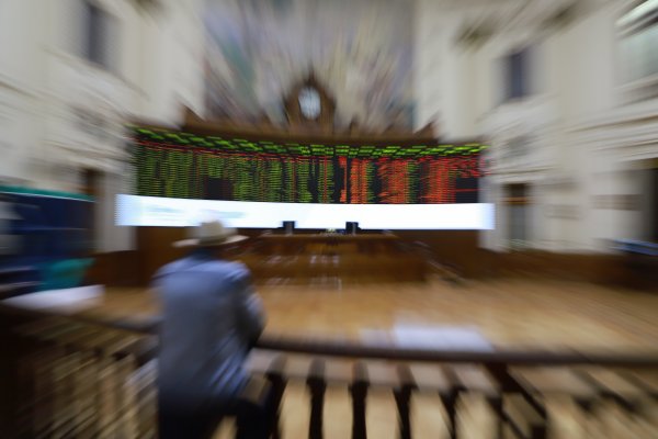 IPSA acumula alza semanal de 5% mientras bolsas globales terminan sin dirección clara