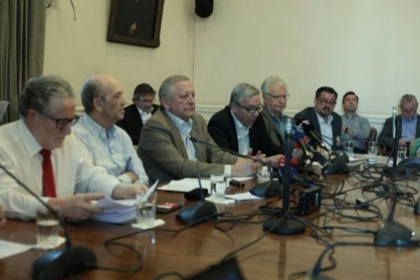 <p>Grupo de expertos ligados a la centroizquierda desecha propuesta de clase media del gobierno e insiste en permitir retiro de fondos de AFP</p>