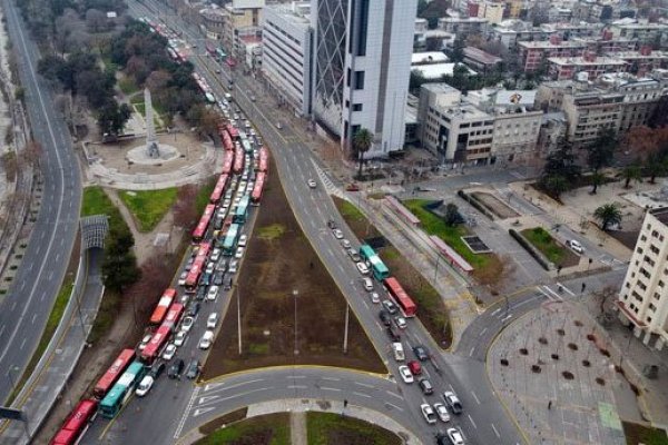 Según experta de la UDD, cada vez aumenta más la movilidad y la cuarentena es menos efectiva. Foto: Agencia Uno