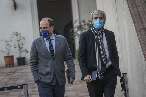 Una serie de reuniones sostuvieron ayer los ministros Blumel y Monckeberg en La Moneda. Foto: Agencia Uno