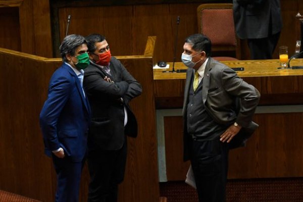 Gonzalo Fuenzalida , Leonardo Soto y el ministro Alvarado en la sala de la Cámara. Foto: Agencia Uno