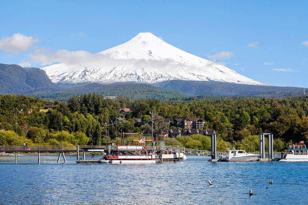 Pucón y Castro son ciudades con potencial turístico, lo que queda demostrado cada verano.