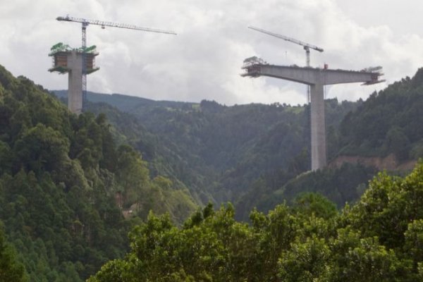 Regulador español reabre un expediente sancionador a grandes constructoras por presunto reparto de obras públicas