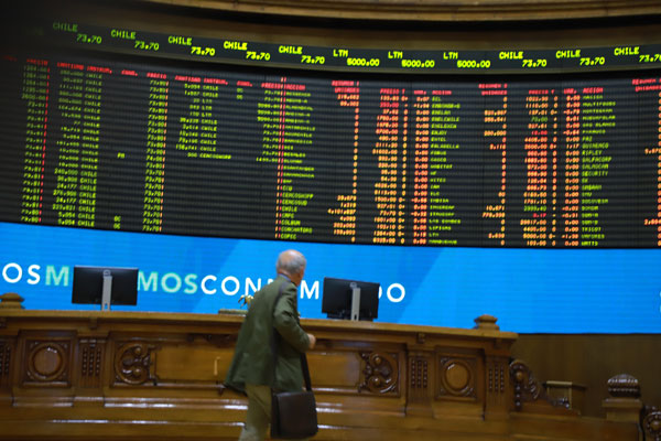 Bolsa corta racha bajista y el dólar cae a mínimos desde enero
