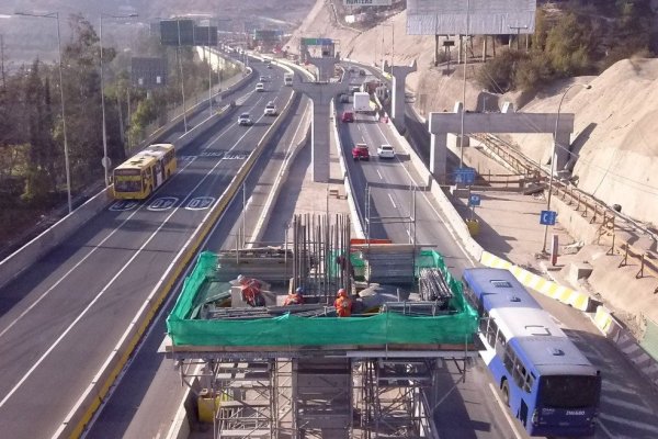 Trabajos en futura autopista Américo Vespucio Oriente I, a la altura de La Pirámide