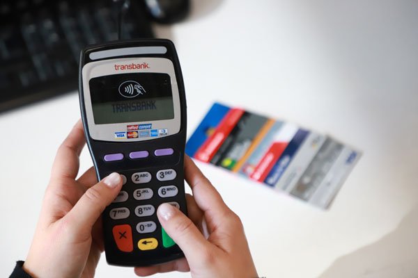 Banco Santander cuestiona esquema tarifario de Transbank ante el TDLC