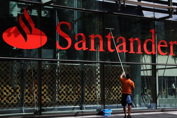 Santander cierra la primera parte del año con históricas pérdidas ante los efectos del coronavirus