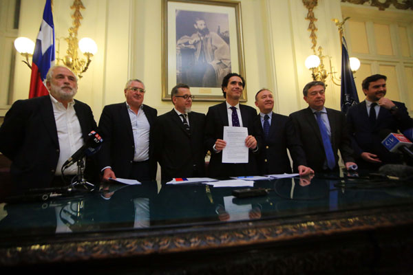 El 8 de noviembre el Ejecutivo firmó un acuerdo con los senadores de la comisión de Hacienda. Foto: Agencia Uno
