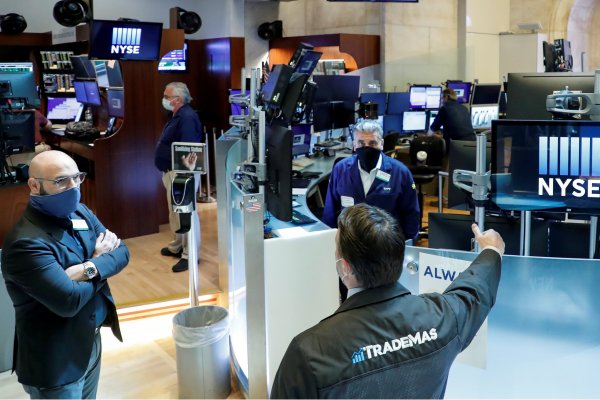 Acciones mundiales cierran al alza tras el compromiso de la Fed para apoyar a la economía