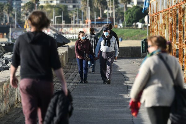 Se estima que los adultos mayores no van a buscar empleo en la primera fase de desconfinamiento. Foto: Agencia Uno