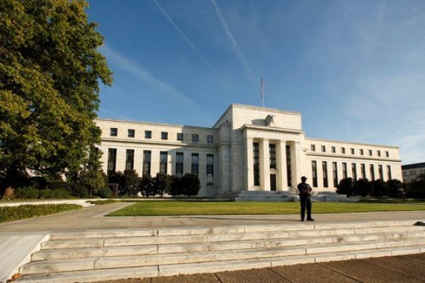 Fed mantiene tasas de interés y alerta que rebrotes pueden afectar la recuperación económica