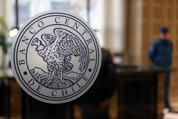 Banco Central anuncia operaciones con bonos bancarios tras el inicio del retiro fondos
