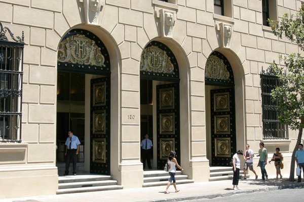 <p>Pandemia golpea las finanzas públicas: tributación por minería se desploma 50% el primer semestre y el IVA cae casi 13%</p>