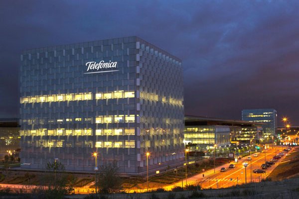 Grupo Telefónica anuncia plan para vender parte de su negocio de fibra óptica al hogar en Chile